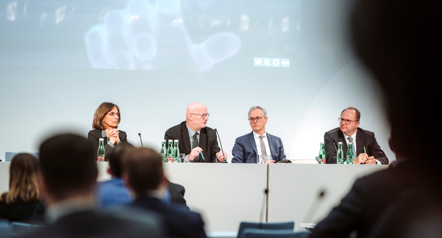 Panel-Teilnehmer:innen im Saal