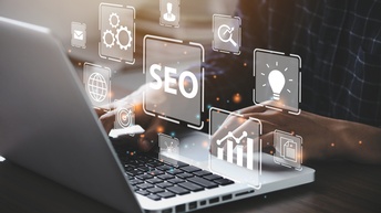 Geöffneter Laptop mit Grafiken zum Thema SEO 