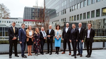 Gruppenbild: Alle vortragenden Personen stehen nebeneinander auf einer Terrasse der WKÖ