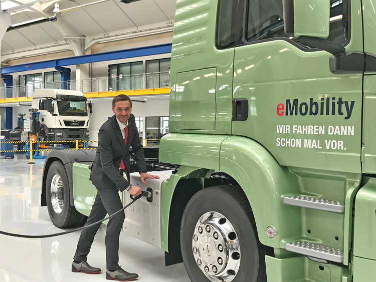 Mann betankt LKW